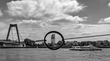 Het passeren van de Prins Willem-Alexanderbrug Rotterdam (zwart-wit) van Rick Van der Poorten