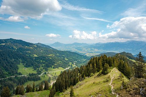Uitzicht op de Grünten, Sonthofen en de Allgäuer Alpen vanaf Besler op de Riedbergpas