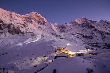 Kleine Scheidegg met de Eiger en Mönch na zonsondergang in de winter van Martin Steiner