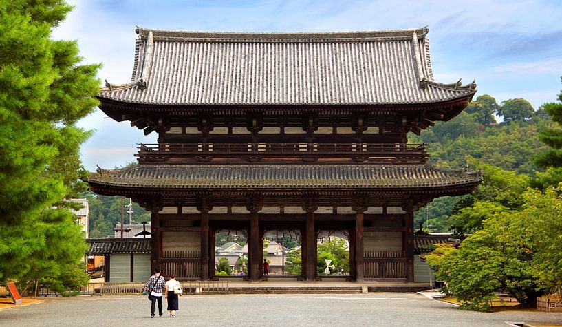 Couple amoureux dans un temple japonais. par Floyd Angenent