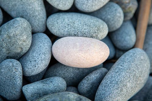 Kiezelstenen aan het strand