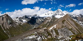 Alpenpanorama in het Nationaal Park Hohe Tauern met de met sneeuw bedekte Großglockner van Holger W. Spieker