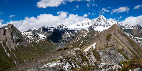 Alpenpanorama im Nationalpark Hohe Tauern mit dem schneebedeckten Großglockner