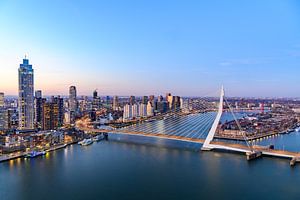 Blick auf die Rotterdamer Skyline bei Sonnenuntergang an der Erasmusbrücke