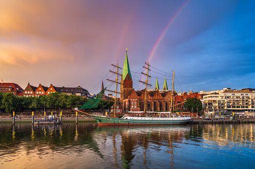 Regenboog over Schlachte in Bremen, Duitsland