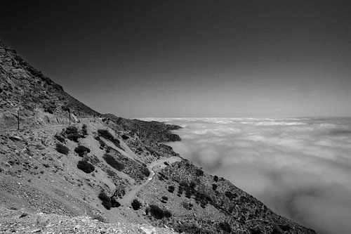 Zeemist aan de kust langs de weg naar Olympos, Karpathos, Griekenland
