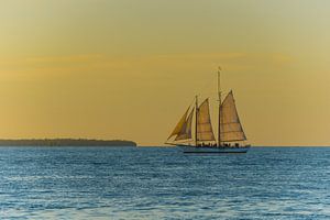 USA, Florida, Majestätisches Segelschiff auf dem Meer bei Sonnenuntergang von adventure-photos