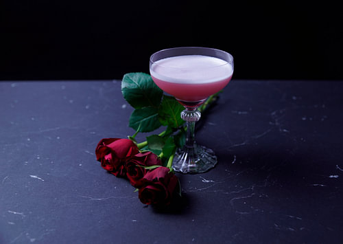 Gin ontmoet framboos en eiwit. Heerlijke en fruitige cocktails geserveerd in een glas