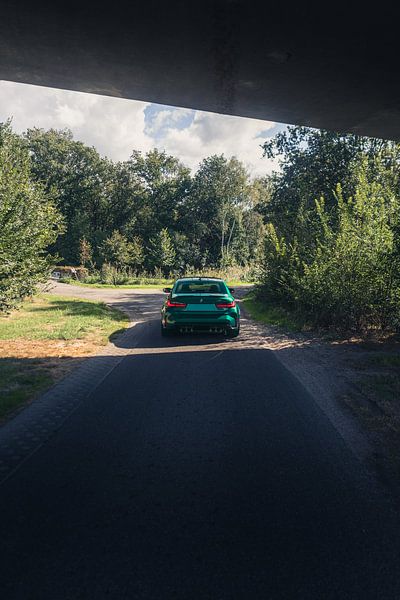 BMW M3 G80 verte dans un cadre forestier paisible par Sebastiaan van 't Hoog