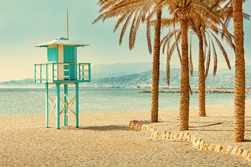 Rettungsschwimmerturm am Strand im Sommer mit Palmen in Südspanien von Ruben Philipse