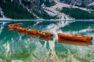 Bateaux en bois le long de la rive du lac Pragser Wildsee, Braies Lake, dans les magnifiques Dolomites du Tyrol du Sud, Italie