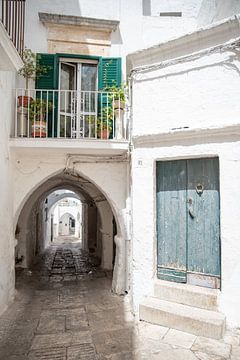 Straatje met deuren en tunnel, Puglia (Italië) | Reisfotografie | groen, blauw, grijs, wit van Monique Tekstra-van Lochem