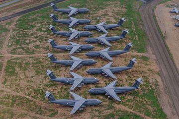 12 Lockheed C-5A Galaxy stockés dans le désert. sur Jaap van den Berg