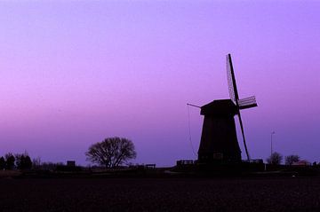 Alte Windmühle im violetten Mondlicht bei Schermerhorn von Martin Stevens
