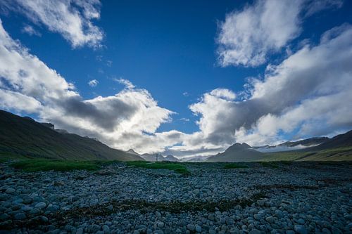 IJsland - Blauwe lucht bij zonsopgang over groene, met vulkanische sneeuw bedekte bergen