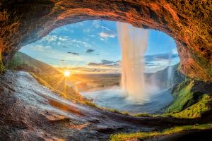 Seljalandsfoss waterval in IJsland van Dieter Meyrl