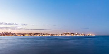 Panorama skyline van Lissabon bij nacht van Werner Dieterich