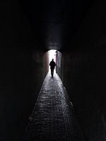 Utrecht silhouet schaduw duister donker avond schemer man pad gang zwart wit centrum stad