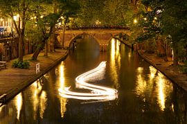 Oudegracht in Utrecht with Orphan Bridge and light rail model boat by Donker Utrecht
