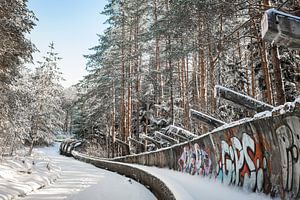 Abandoned bobsleigh track in Sarajevo sur Bart van Eijden