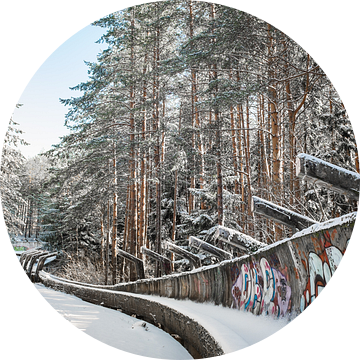 Verlaten Olympische bobsleebaan in Sarajevo van Bart van Eijden