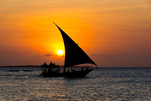 Voilier au coucher du soleil