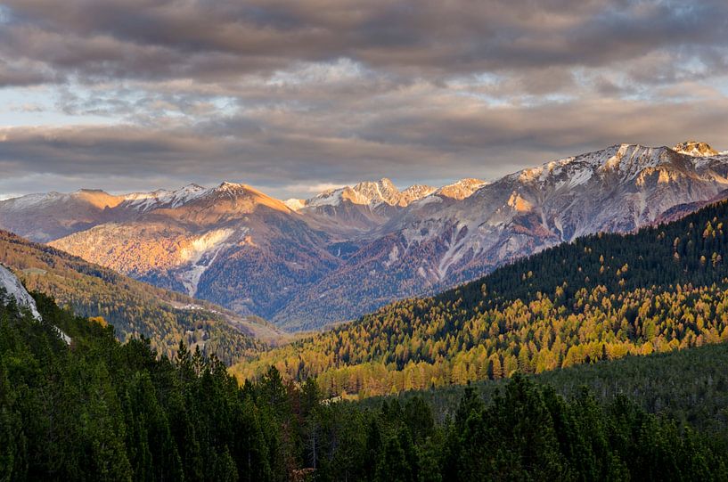 Zonsondergang in het Val Müstair op een herfstdag van Sean Vos