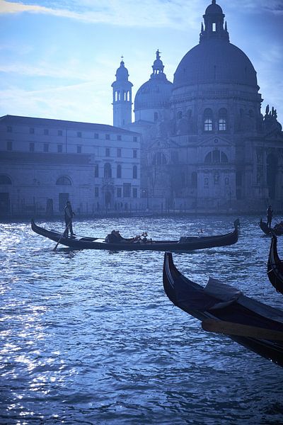 Gondeliers op Canal Grande Venetie van Karel Ham