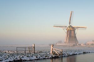 Winters landschap met een molen in de sneeuw