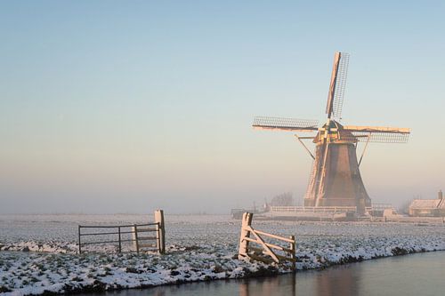 Winterlandschaft in den Niederlanden mit einer Windmühle von iPics Photography