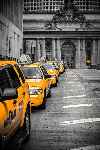 New Yorks Yellow Cabs an der Grand Central Station von Hannes Cmarits