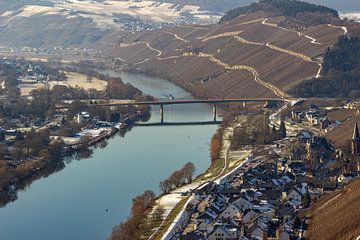 Uitzicht op het winterse Moezeldal tussen Lieser en Mülheim van Reiner Conrad