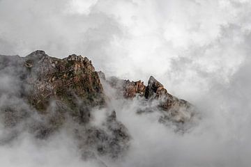 Minimalisme boven de wolken | Pico do Areeiro | Madeira | Landschap van Daan Duvillier