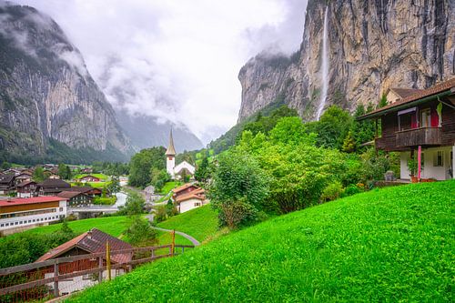Mistige Mystiek: Lauterbrunnen Tussen Wolken en Bergen