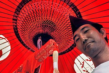 Japan, Kyoto, Shinto-Priester, lächelnd.