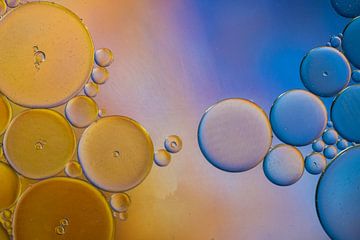 Olie op water, gekleurde ondergrond