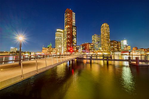 Rotterdam Kop van Zuid 's avonds in de Rijnhaven