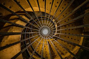 Escalier en colimaçon en acier dans une cave à champagne