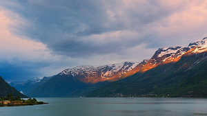 Sonnenaufgang über dem Sorfjorden, Vestland, Norwegen