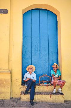 ikonisches Kuba, Tür mit Einheimischen von Sabrina Varao Carreiro