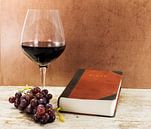 glas rode wijn op een tafel met een bijbel van ChrisWillemsen thumbnail