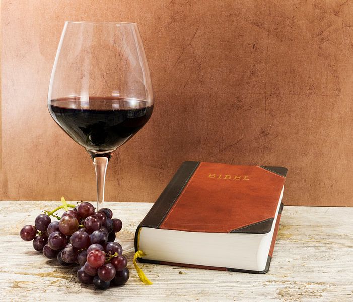 glas rode wijn op een tafel met een bijbel van ChrisWillemsen