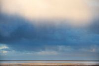 Wolken  boven Waddenzee bij Westhoek tijdens laag water
