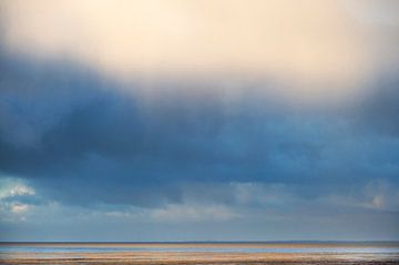 Wolken  boven Waddenzee bij Westhoek tijdens laag water van Marcel van Kammen