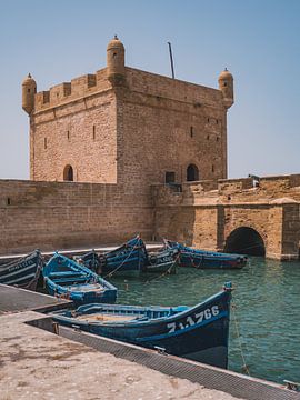 Vissersbootjes in Essaouira Marokko van Lizet Wesselman