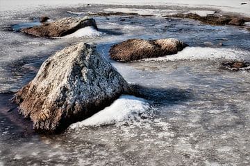 Bevroren rivier met stenen van Paul van Vliet
