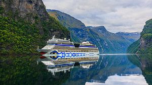 Cruiseschip Aida Sol in het Geirangerfjord, Noorwegen van Henk Meijer Photography