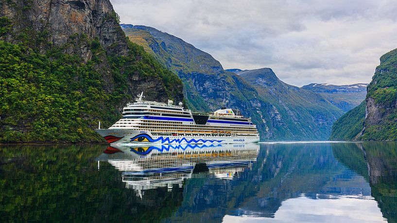 Le bateau de croisière Aida Sol dans le Geirangerfjord, Norvège par Henk Meijer Photography