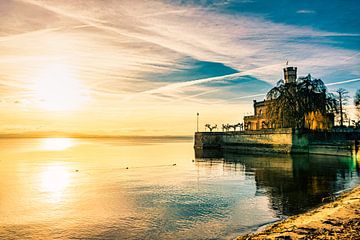 Schloss Montfort mit Spiegelung im Bodensee in Langenargen bei Sonnenuntergang Deutschland von Dieter Walther