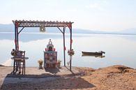 Gedenkstätte am Kerkini See mit Fischerboot von ADLER & Co / Caj Kessler Miniaturansicht